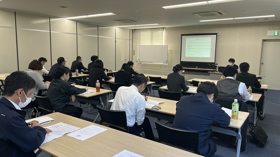 JA葬祭神奈川の葬祭担当者が集まり、感染予防に詳しい専門の講師をお招きし「 感染予防対策研修会 」を開催しました。
JA葬祭スタッフは仕事柄、様々な感染症に罹患するリスクも高くなります。
今年は4つのテーマ「感染症のしくみ」「感染症のリスク」「感染予防対策」「インフルエンザについて」で研修を行いました。
毎年恒例の開催となりましたが、感染症に対する知識や予防策を学ぶことは、組合員利用者、スタッフ自身や同僚、そして家族、たくさんの方々の健康を守るためにとても大切な研修となります。
JA葬祭神奈川では、ご葬儀に携わるスタッフの知識や技術の向上に日々努めてまいります。