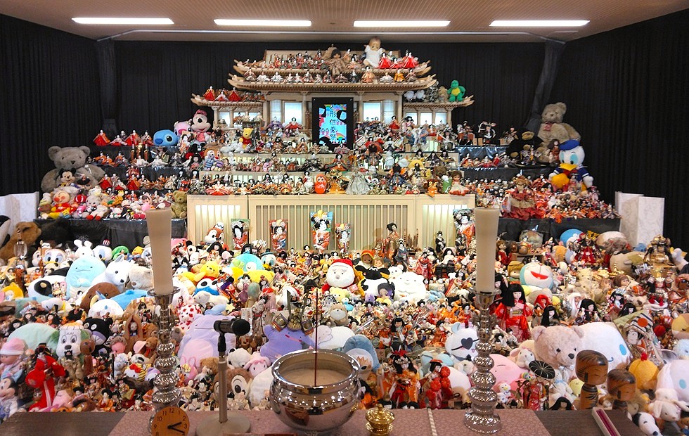 ”虹のホール湘南” において、第21回 ぬいぐるみ・人形供養祭を開催いたしました。 当日は雲ひとつない青空が広がる中「171組 287名」にご来場いただき、お預かりした「約2,000体」の人形やぬいぐるみは、平塚市仏教会 会長 曹洞宗 松岩寺様の読経により丁重にご供養いたしました。 想い出あふれるお人形とのお別れに虹のホール湘南をお選びいただいた皆様、読経供養までご参列・ご焼香いただいた皆様には、スタッフ一同心より御礼申し上げます。