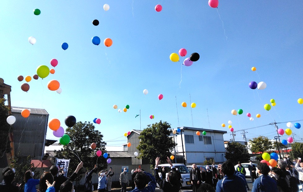 ”虹のホール湘南” において、第21回 ぬいぐるみ・人形供養祭を開催いたしました。 当日は雲ひとつない青空が広がる中「171組 287名」にご来場いただき、お預かりした「約2,000体」の人形やぬいぐるみは、平塚市仏教会 会長 曹洞宗 松岩寺様の読経により丁重にご供養いたしました。 想い出あふれるお人形とのお別れに虹のホール湘南をお選びいただいた皆様、読経供養までご参列・ご焼香いただいた皆様には、スタッフ一同心より御礼申し上げます。